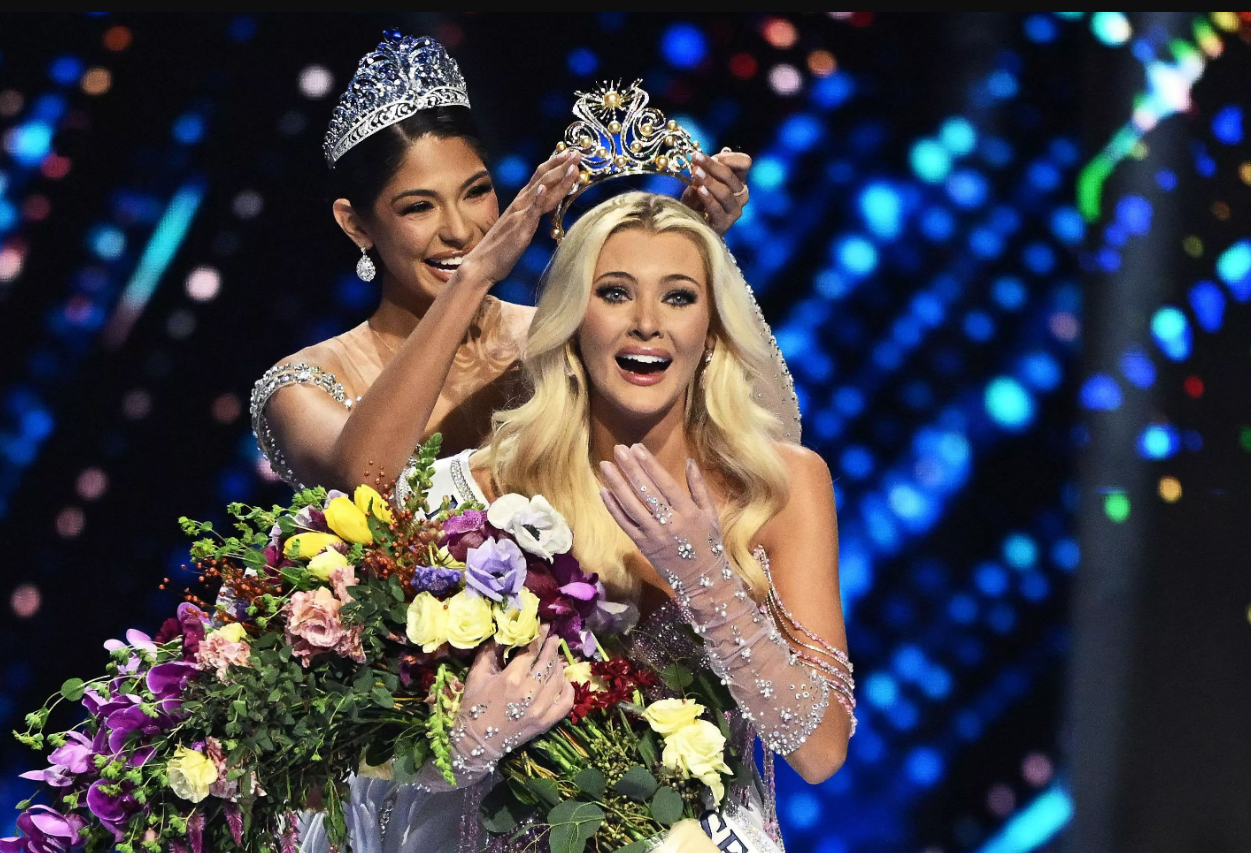 RATU KECANTIKAN BARU: Victoria Kjaer Theilvig (depan) menerima mahkota Light of Infinity dari Miss Universe 2023 Sheynnis Palacios di Arena CDMX, Mexico City, Sabtu (16/11) malam waktu setempat.