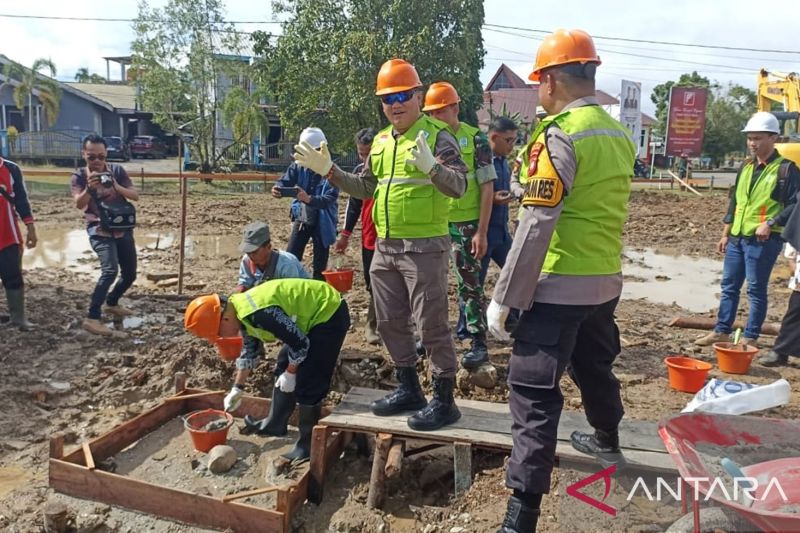 RTH: Ansfridus Juliardi Andjioe didampingi Kajari Kapuas Hulu meletakkan batu pertama pembangunan ruang terbuka hijau Kota Putussibau, Kamis (14/11).