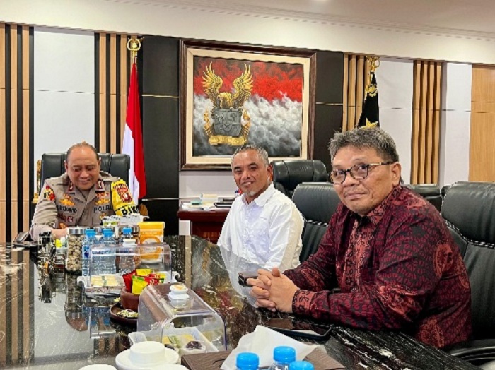 BERKUNJUNG : Manajemen PTPN IV Regional V saat bersilaturahmi ke Polda Kalimantan Barat yang disambut secara langsung oleh Kapolda Irjen Pol Pipit Rismanto.
