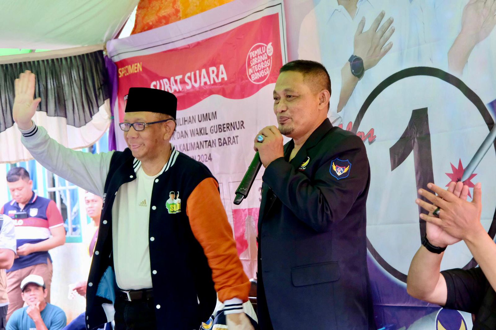 BERSAMA : Cagub Kalbar nomor urut 1, Sutarmidji bersama Anggota DPRD Kalbar Subhan Nur saat kampanye dialogis di Dusun Semberang, Desa Sumber Harapan, Kecamatan Sambas, Kabupaten Sambas, Minggu.