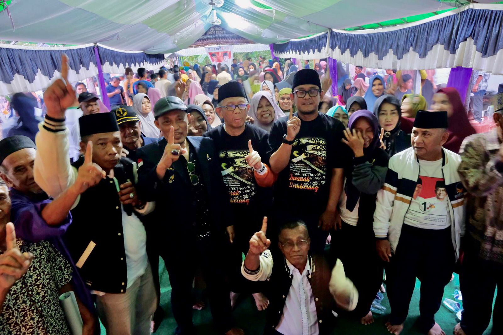 DIALOGIS : Cagub Kalbar nomor urut 1, Sutarmidji foto bersama saat menggelar kampanye dialogis di Dusun Semberang, Desa Sumber Harapan, Kecamatan Sambas, Kabupaten Sambas, Minggu (17/11).