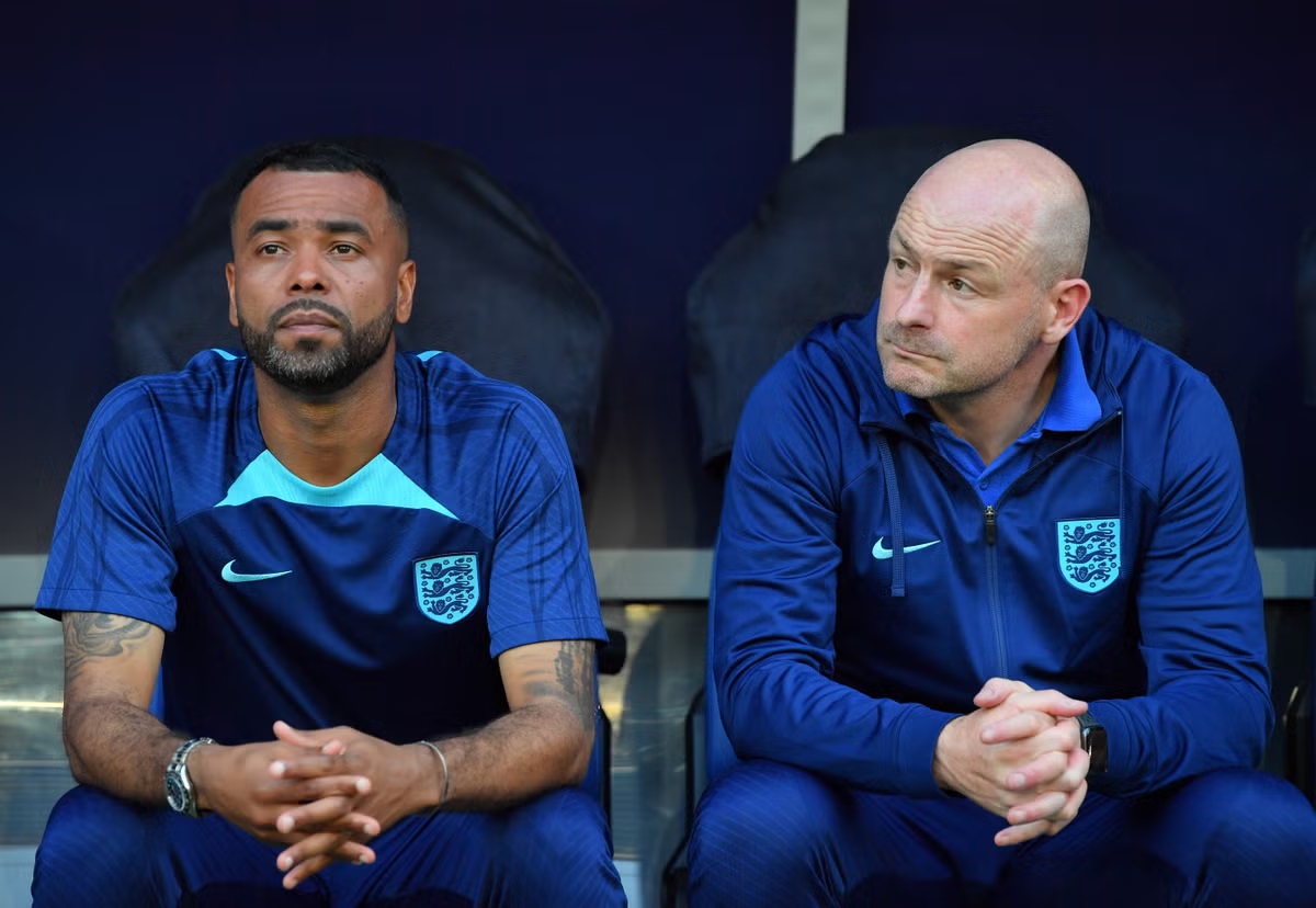 HAPPY ENDING: Lee Carsley (kanan) bersama asistennya di timnas Inggris, Ashley Cole. Carsley menuntaskan tugas sebagai pelatih interim Inggris dengan kemenangan telak atas Irlandia kemarin.