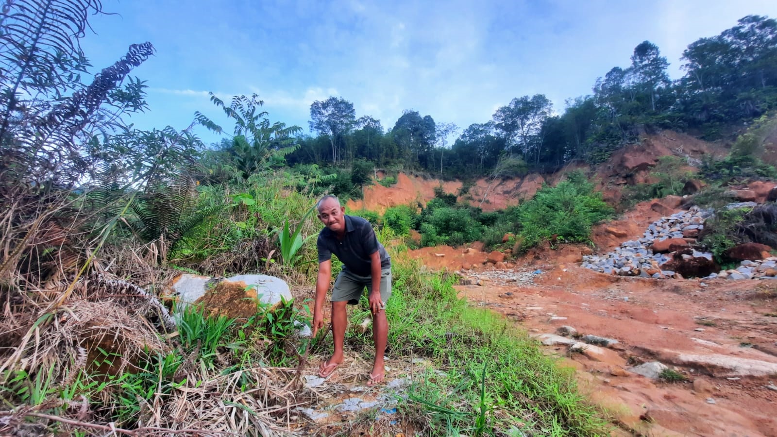 ZONA TNGP: Al salah satu warga Desa Pangkalan Buton, Kecamatan Sukadana saat menunjukkan lahan masuk zona TNGP.