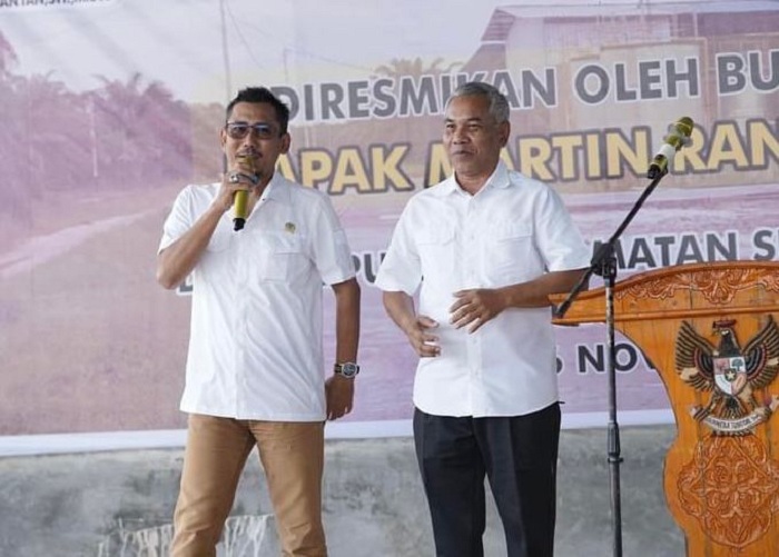 RESMIKAN: Bupati Ketapang, Martin Rantan, dan Ketua DPRD Ketapang, Achmad Sholeh, menghadiri peresmian PKS di Sungai Melayu Rayak, Sabtu (16/11).