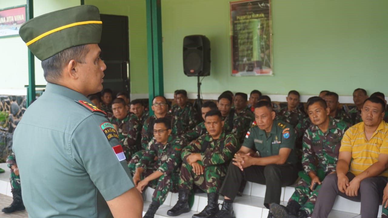 Pengarahan: Dandim 1206/Putussibau Letkol Inf Nasli S. Sos saat memberikan pengarahan kepada anggotanya.