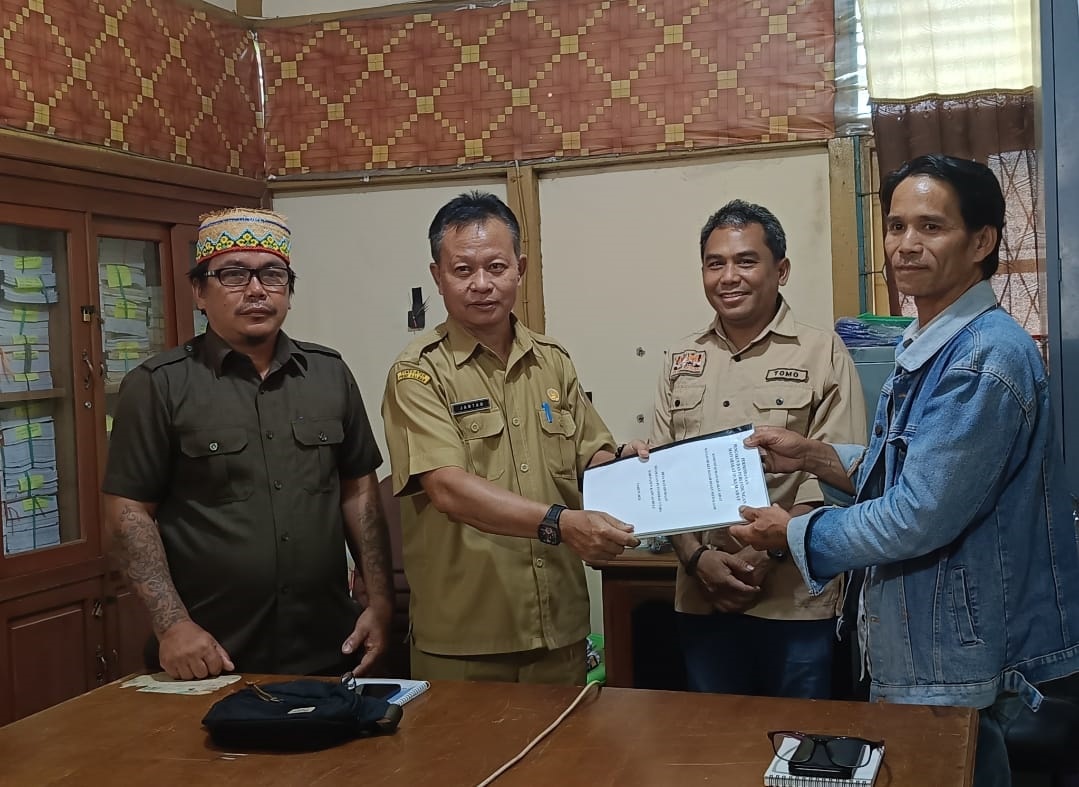 PENYERAHAN: Masyarakat adat saat menyerahkan dokumen usulan MHA kepada Dinas Lingkungan Hidup Kapuas Hulu.