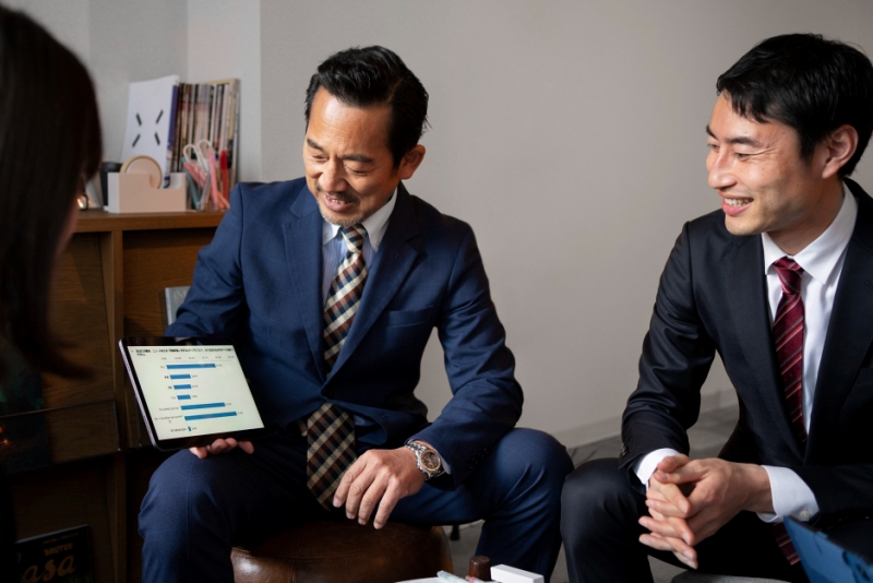 Ilustrasi seorang pengusaha mempresentasikan usahanya kepada calon investor.