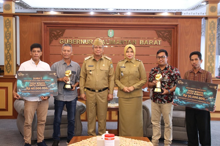 PENGHARGAAN : Pj Gubernur Harisson foto bersama kepala desa, dan tim pengelola dari dua desa wisata Kalbar yang berhasil meraih penghargaan ADWI 2024 saat berkunjung ke Ruang Kerja Gubernur.