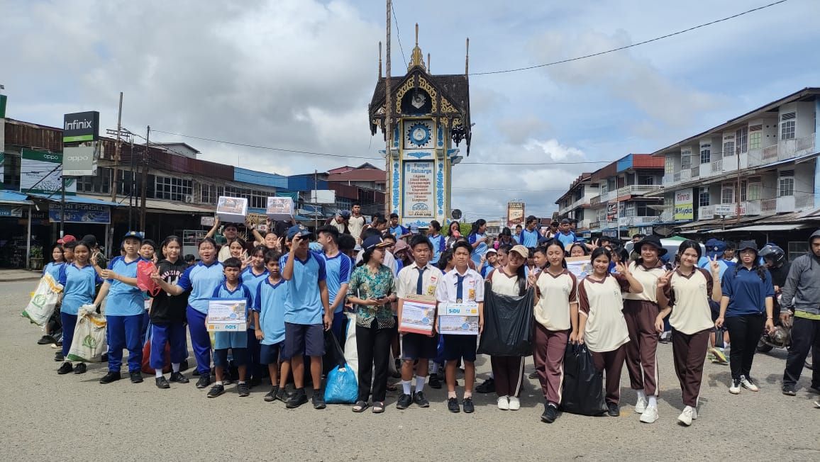 PENGGALANGAN: Para siswa foto bersama usai melaksanakan penggalangan dana di Pasar Sungai Pinyuh.