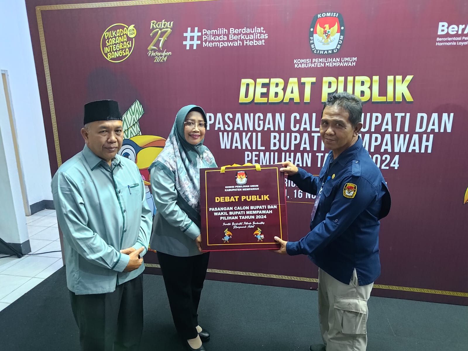 DEBAT: Paslon Bupati dan Wakil Bupati nomor urut 2 Hj Erlina-H Juli saat menerima cinderamata dari KPU usai debat publik.