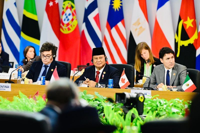 Presiden RI Prabowo Subianto (tengah) dalam sesi pertama Konferensi Tingkat Tinggi (KTT) G20 di Rio de Janeiro, Brasil, Senin (18/11/2024) waktu setempat.