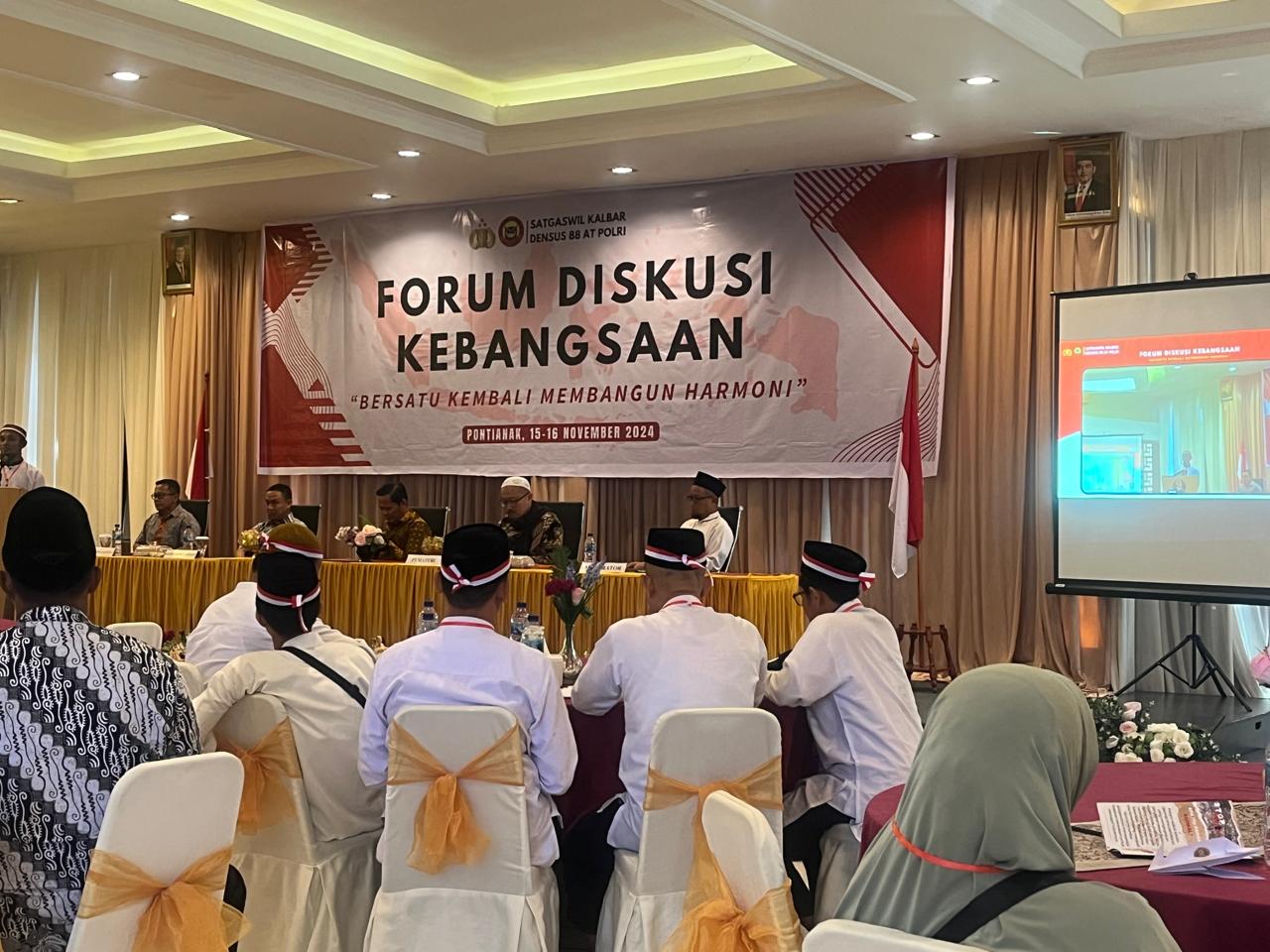 DEKLARASI: Puluhan mantan anggota Jamaah Islamiyah Kalbar mengikuti deklarasi pembubaran organisasi di Pontianak, Sabtu (16/11).