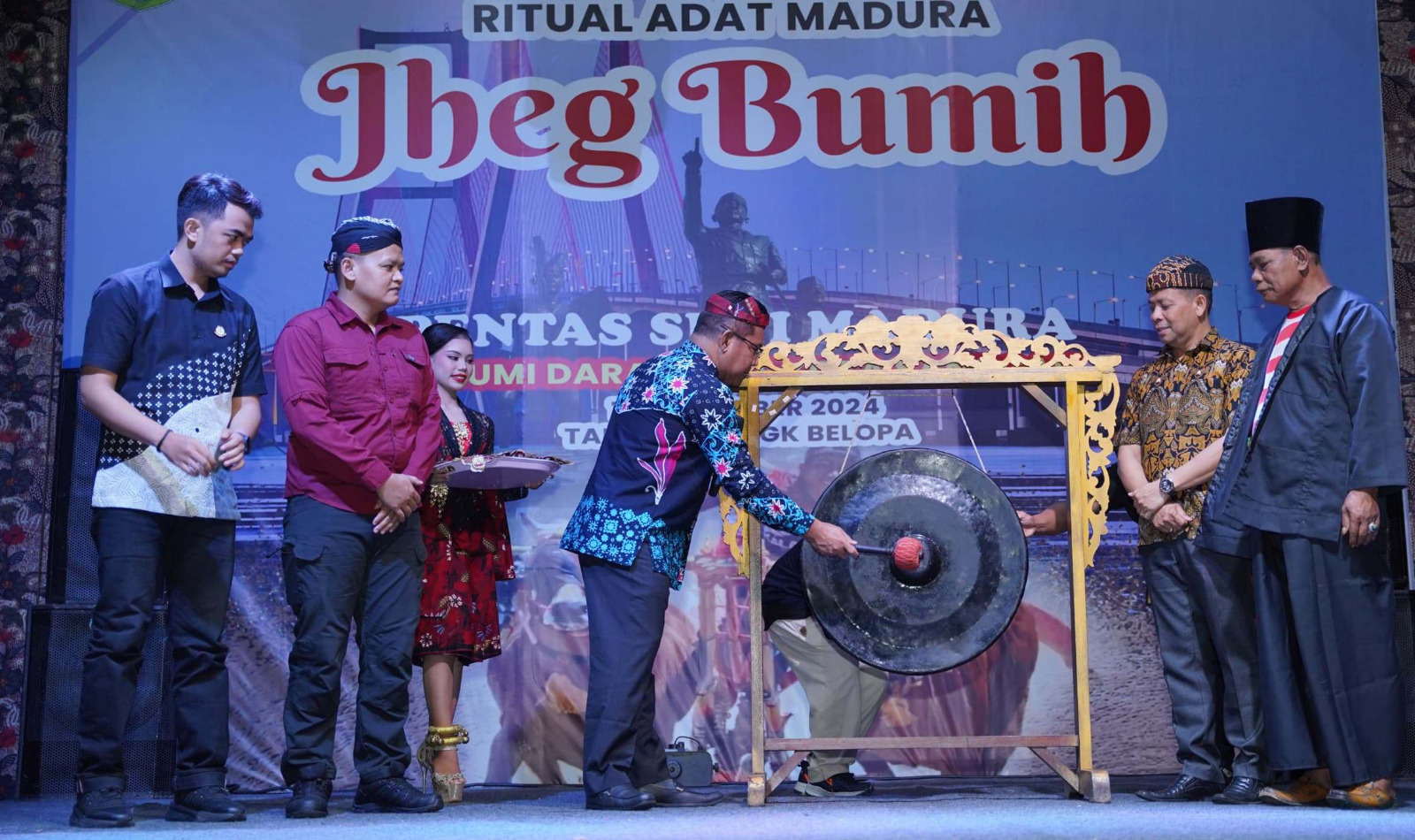 FESTIVAL : Pj Bupati Sanggau, Suherman saat membuka Festival Jheg Bhumih Suku Madura Kabupaten Sanggau, Sabtu malam kemarin.