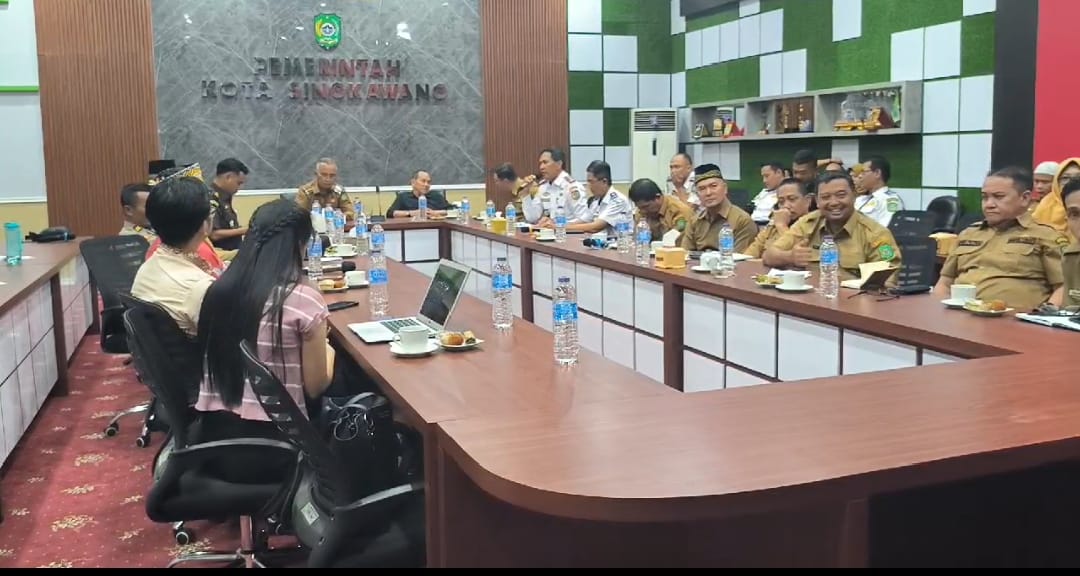 PERSIAPAN : Rapat koordinasi rapat koordinasi persiapan penerbangan perdana Bandara Singkawang di ruang rapat Walikota Singkawang, Senin (18/11).