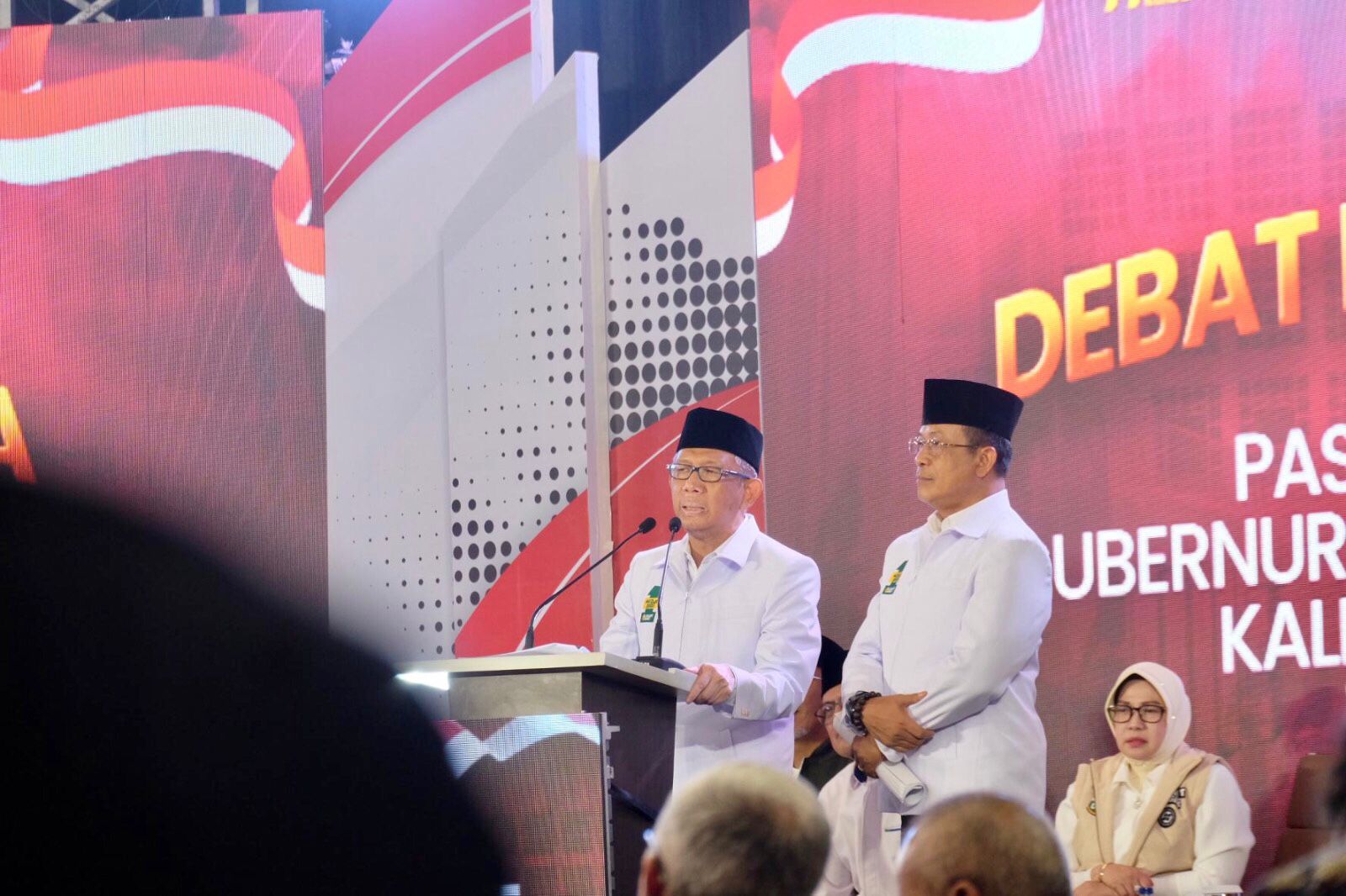 DEBAT : Pasangan Calon Gubernur dan Calon Wakil Gubernur Kalbar nomor urut 1, Sutarmidji dan Didi Haryono menjalani debat publik terakhir Pilgub Kalbar 2024, Senin (18/11).
