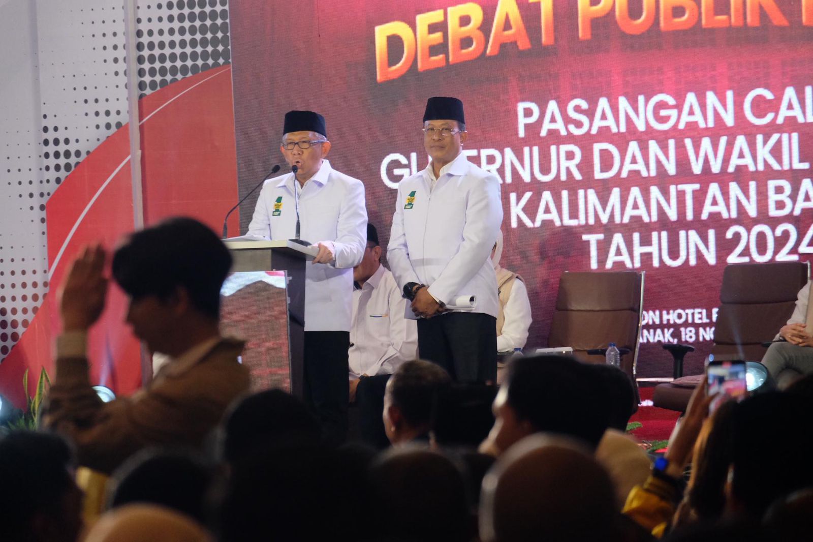 DEBAT : Pasangan Calon Gubernur dan Calon Wakil Gubernur Kalbar nomor urut 1, Sutarmidji-Didi Haryono menjalani debat publik terakhir Pilgub Kalbar 2024, Senin (18/11).
