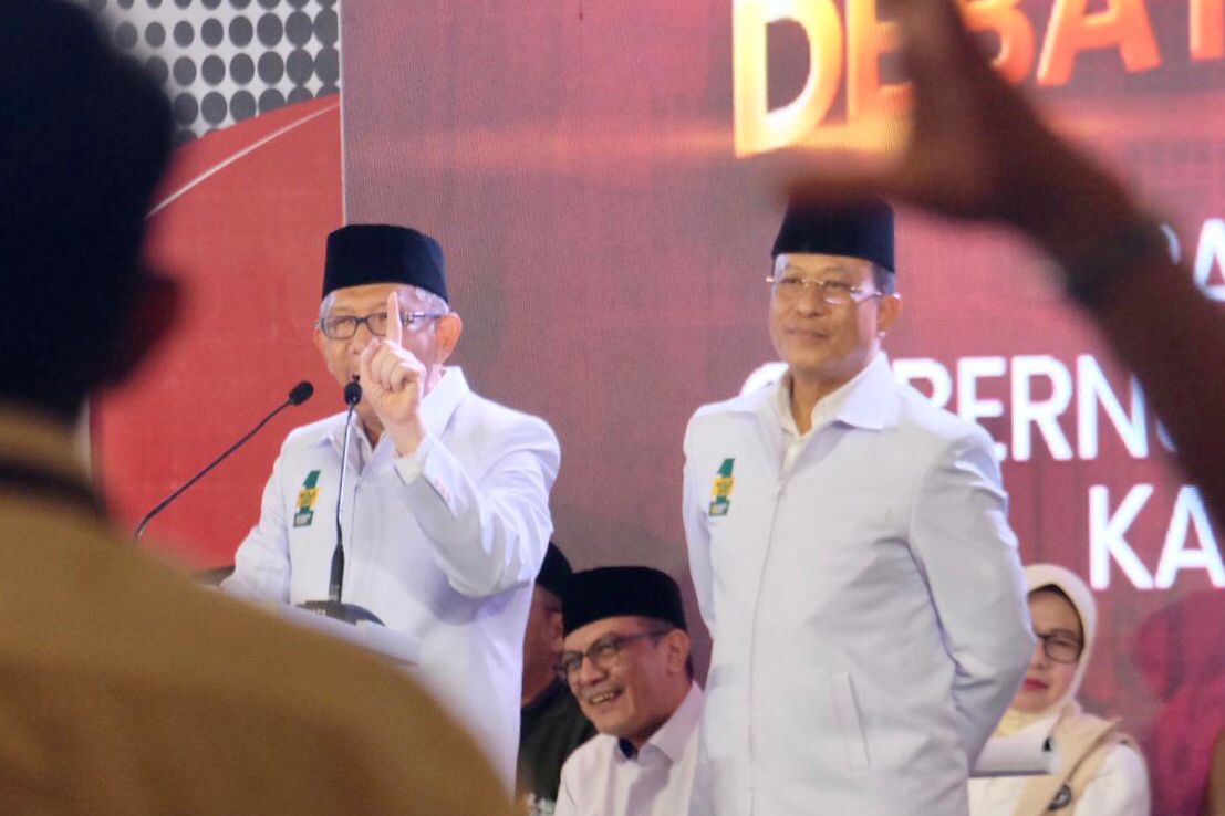 DEBAT : Cagub dan Cawagub Kalbar nomor urut 1, Sutarmidji-Didi Haryono saat mengikuti debat publik ketiga yang digelar KPU Kalbar di Aston Pontianak Hotel, Senin (18/11).