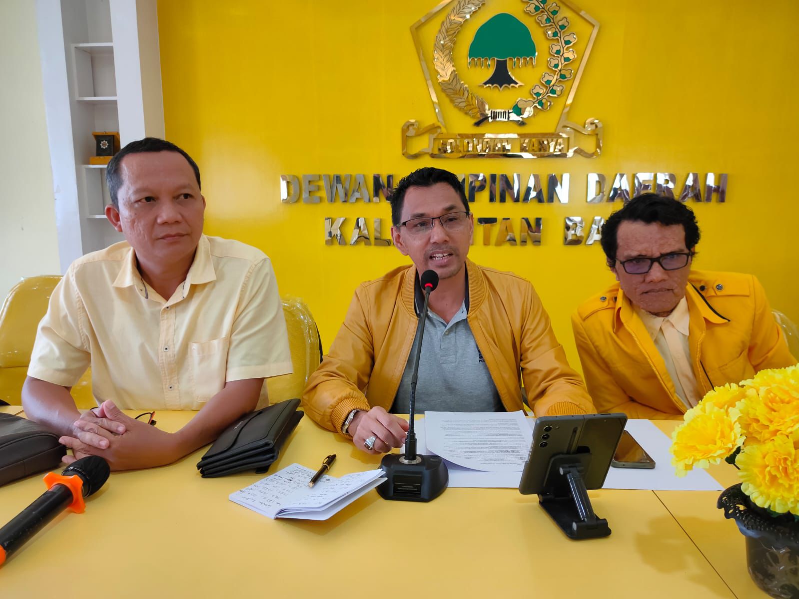 KETERANGAN : Ketua Tim Advokasi Hukum DPD Partai Golkar Kalbar, Jamaan Elvi saat memberikan keterangan pers.
