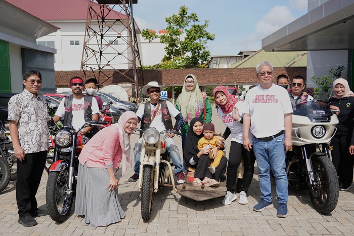 AKSI SOSIAL: Harisson dan Windy Prihastari bersama Bikers Brotherhood 1% MC Indonesia WBC saat menghadiri acara agenda sosial donor darah khusus penyandang thalasemia, Minggu (17/11).