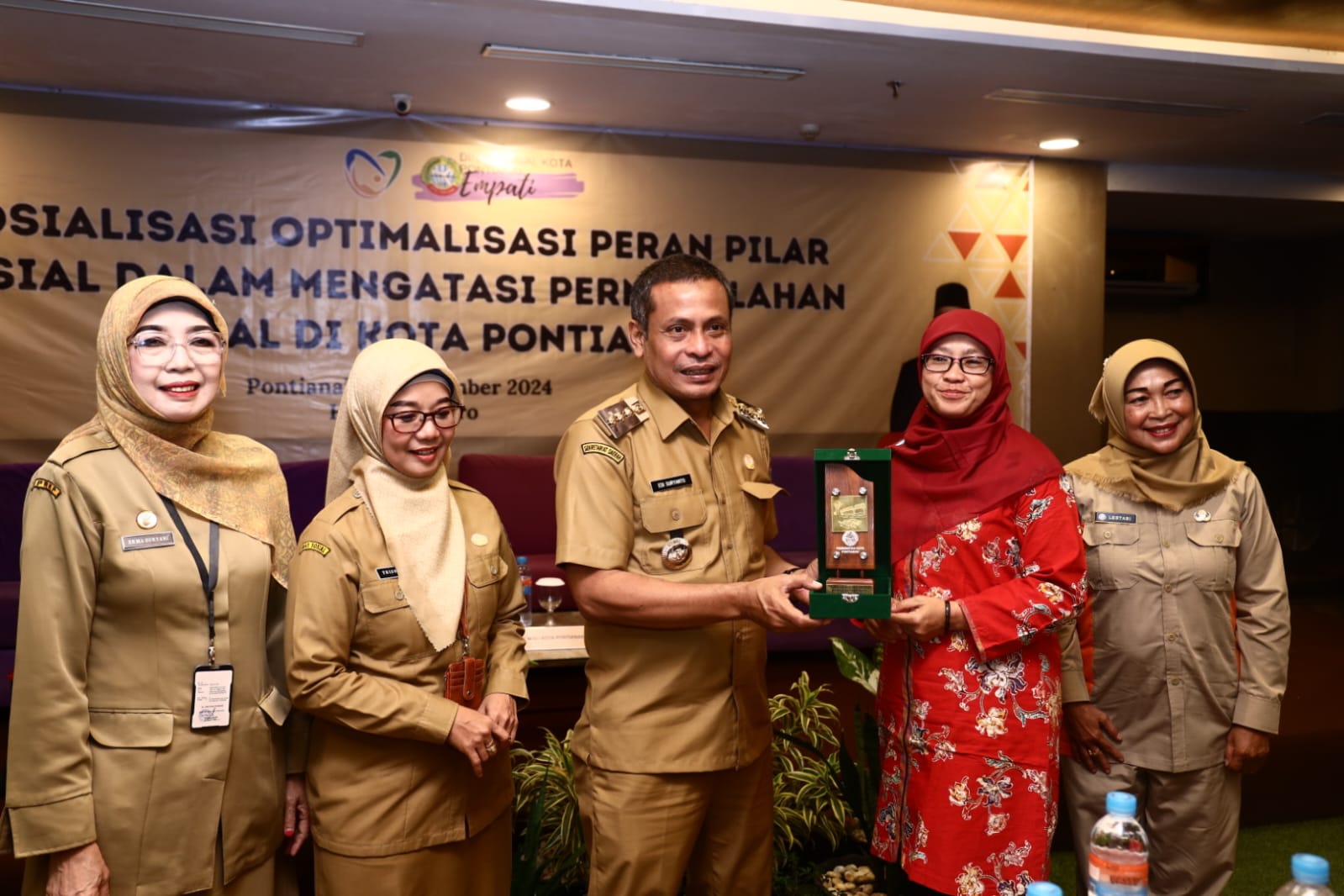 SOSIALISASI: Pj Wali Kota Pontianak Edi Suryanto saat membuka Sosialisasi Optimalisasi Peran Pilar Sosial dalam Mengatasi Permasalahan Sosial.