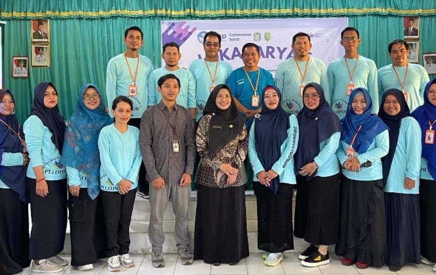 DIABADIKAN: Foto bersama lokakarya ke-5 serentak BGP di Kabupaten Sambas, bertempat di SMP Negeri 1 pada Sabtu (16/11).
