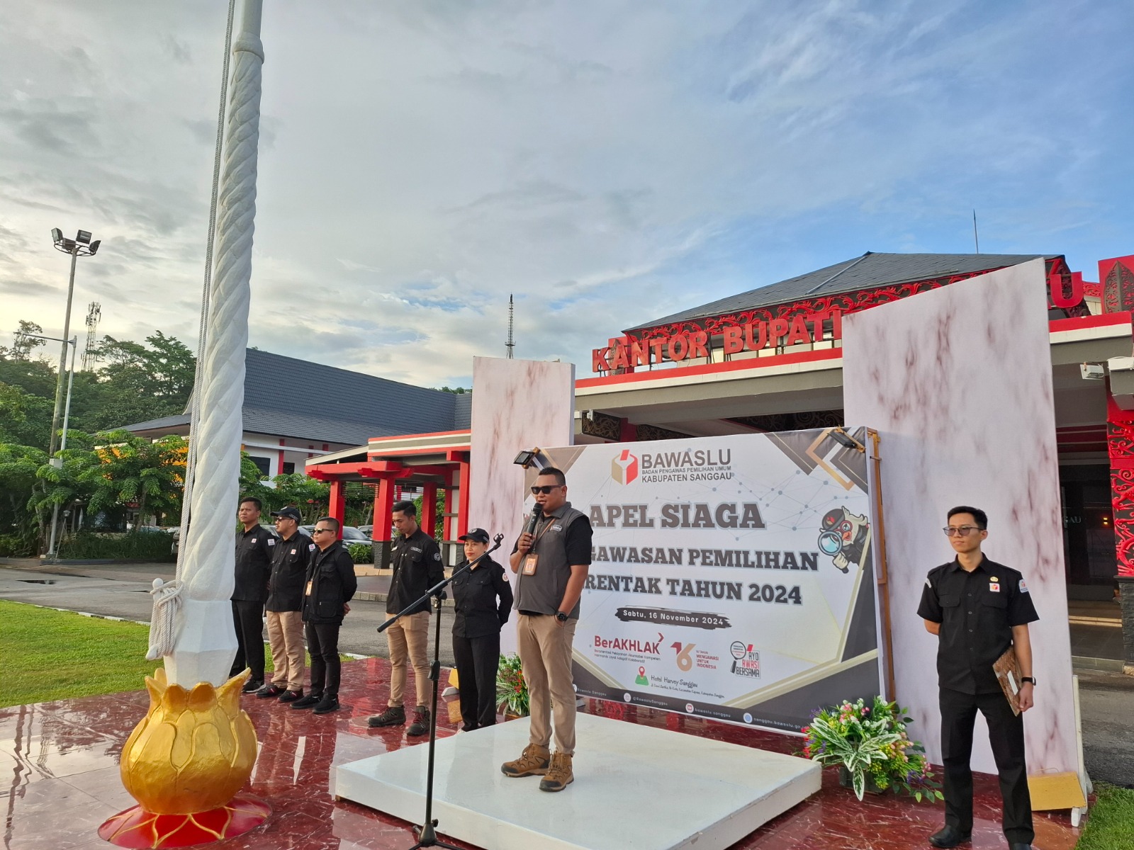 ARAHAN : Komisioner Bawaslu Sanggau, Saparudin memberikan arahan kepada jajaran pengawas kecamatan dan desa saat apel siaga pengawasan Pilkada Sanggau 2024 kemarin