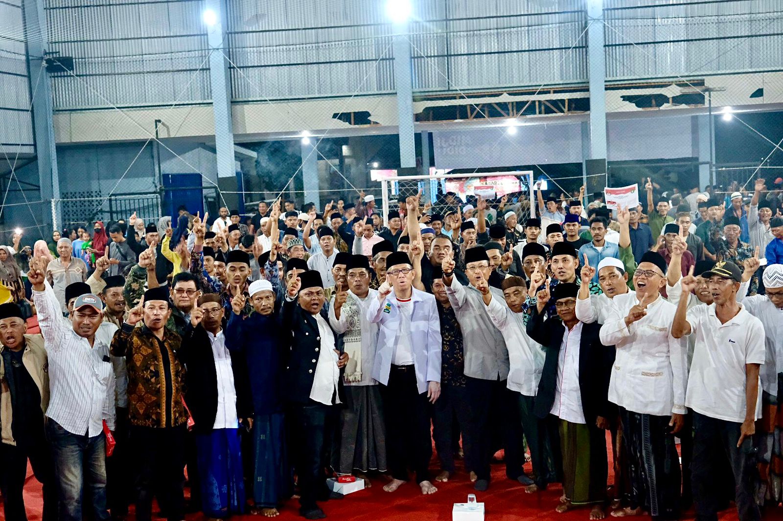 BERSAMA : Cagub dan Cawagub Kalbar nomor urut 1, Sutarmidji-Didi Haryono foto bersama masyarakat saat menggelar kampanye dialogis di Jalan Dharma Putra, Kelurahan Siantan Hilir, Kec. Pontianak Utara.