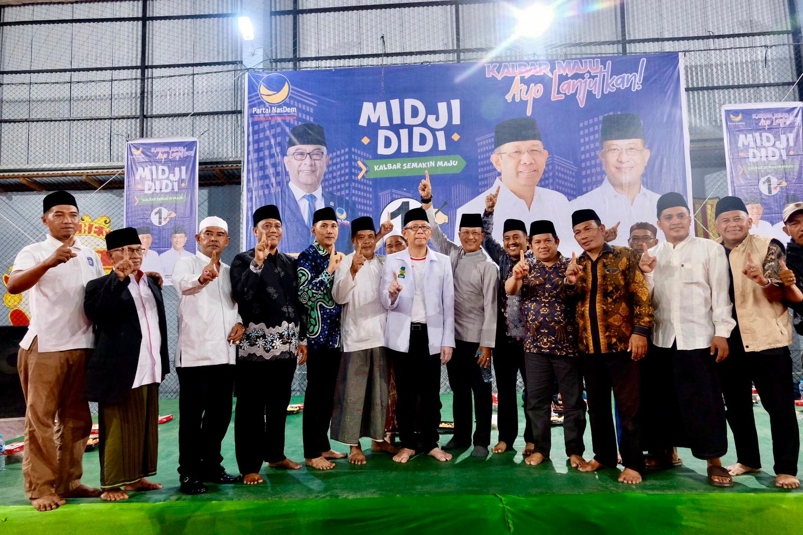 TOKOH : Cagub dan Cawagub Kalbar nomor urut 1, Sutarmidji-Didi Haryono foto bersama para tokoh saat menggelar kampanye dialogis di Jalan Dharma Putra, Kelurahan Siantan Hilir, Kec. Pontianak Utara.
