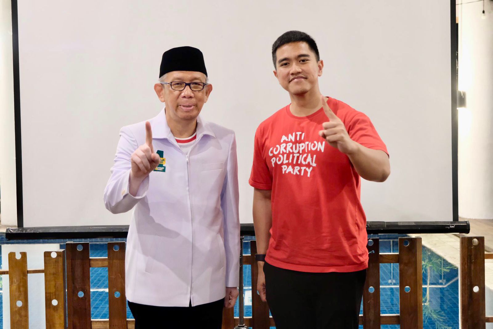 PSI : Cagub Kalbar nomor urut 1, Sutarmidji foto bersama Ketum PSI Kaesang Pangarep saat bertemu di Hotel Golden Tulip Pontianak, Selasa (19/11).
