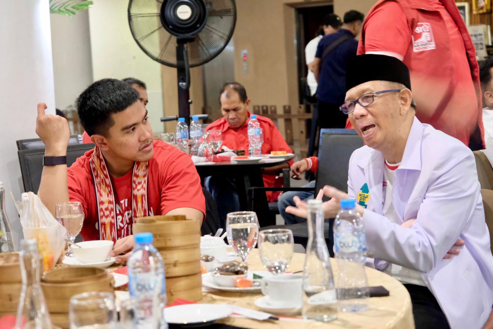 BINCANG : Cagub Kalbar nomor urut 1, Sutarmidji bincang santai bersama Ketum PSI Kaesang Pangarep di Hotel Golden Tulip Pontianak, Selasa (19/11).