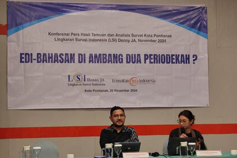Narasumber Ikrama Masloman, bersama moderatornya Anisa Anggistamaya Lingkaran Survei Indonesia Denny JA merelease hasil survei terbarunya untuk Pilwako Pontianak tahun 2024.