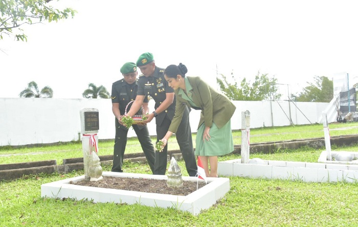 ZIARAH: Kahubdam XII/Tpr, Kolonel Cke Kristia Wisnu W memimpin ziarah ke Taman Makam Pahlawan Dharma Patria Jaya, Jalan Adi Sucipto, Kecamatan Sungai Raya, yang diikuti para personel Hubdam XII Tanjun