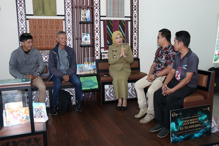 DISAMBUT: Kedatangan rombongan pemenang ADWI Tahun 2024 disambut Penjabat Ketua Dekranasda Kalimantan Barat Windy Prihastari Harisson.