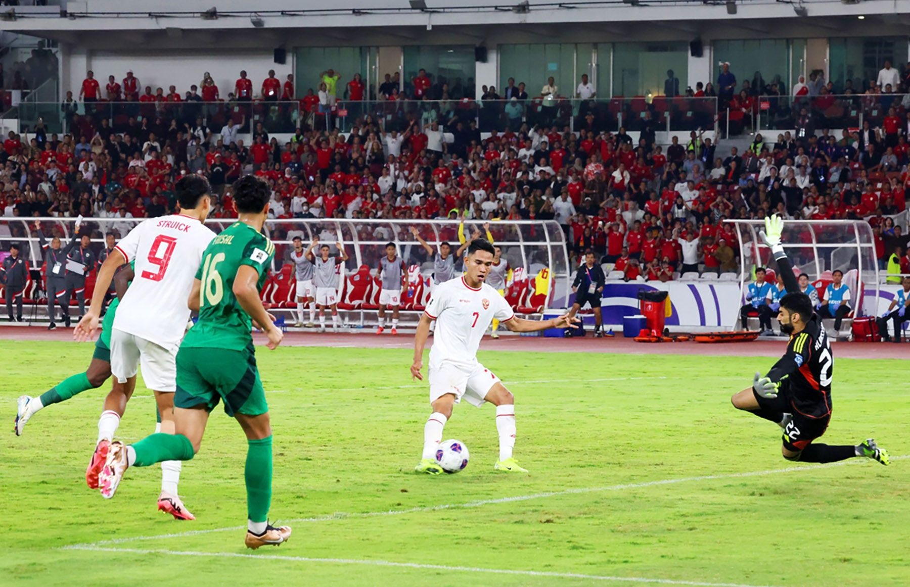 Marselino Ferdinan (tengah) membobol gawang kiper Timnas Ahmed Alkassar (kanan) untuk kedua kalinya pada pertandingan Grup C putaran ketiga Kualifikasi Piala Dunia 2026 Zona Asia di Stadion Utama GBK.