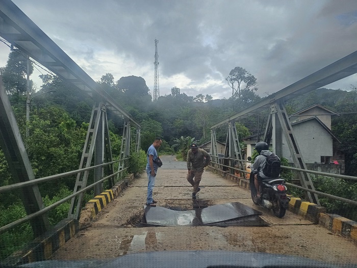 DANANG PRASETYO&nbsp; / PONTINAK POST  JEBOL: Kondisi kerusakan jembatan di Sukadana, Kabupaten Kayong Utara, Provinsi Kalimantan Barat.