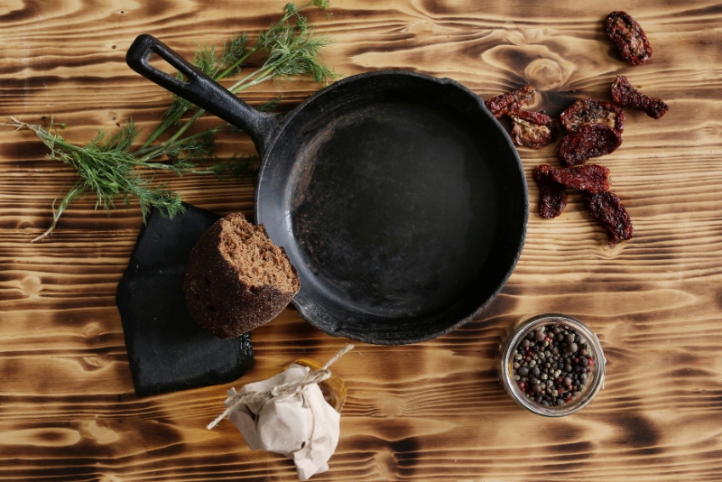 Peralatan masak berbahan besi cor atau cast iron.