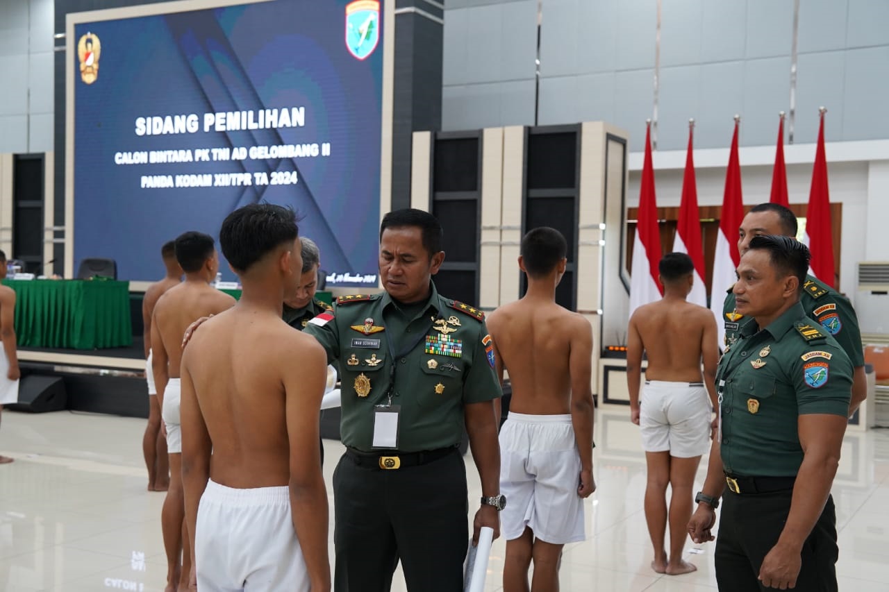 SIDANG PARADE: Pangdam XII Tanjungpura, Mayjen TNI Iwan Setiawan memimpin Sidang Parade Calon Bintara Prajurit Karier (PK) TNI AD Gelombang II Tahun Anggaran 2024, Rabu (20/11) di Aula Sudirman.