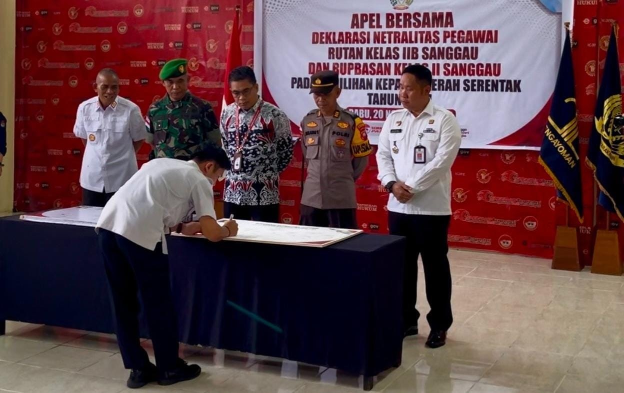 DEKLARASI : Disaksikan Ketua KPU Sanggau dan instansi terkait, segenap ASN di Rutan maupun Rupbasan Sanggau melakukan deklarasi netralitas di Pilkada Sanggau 2024.