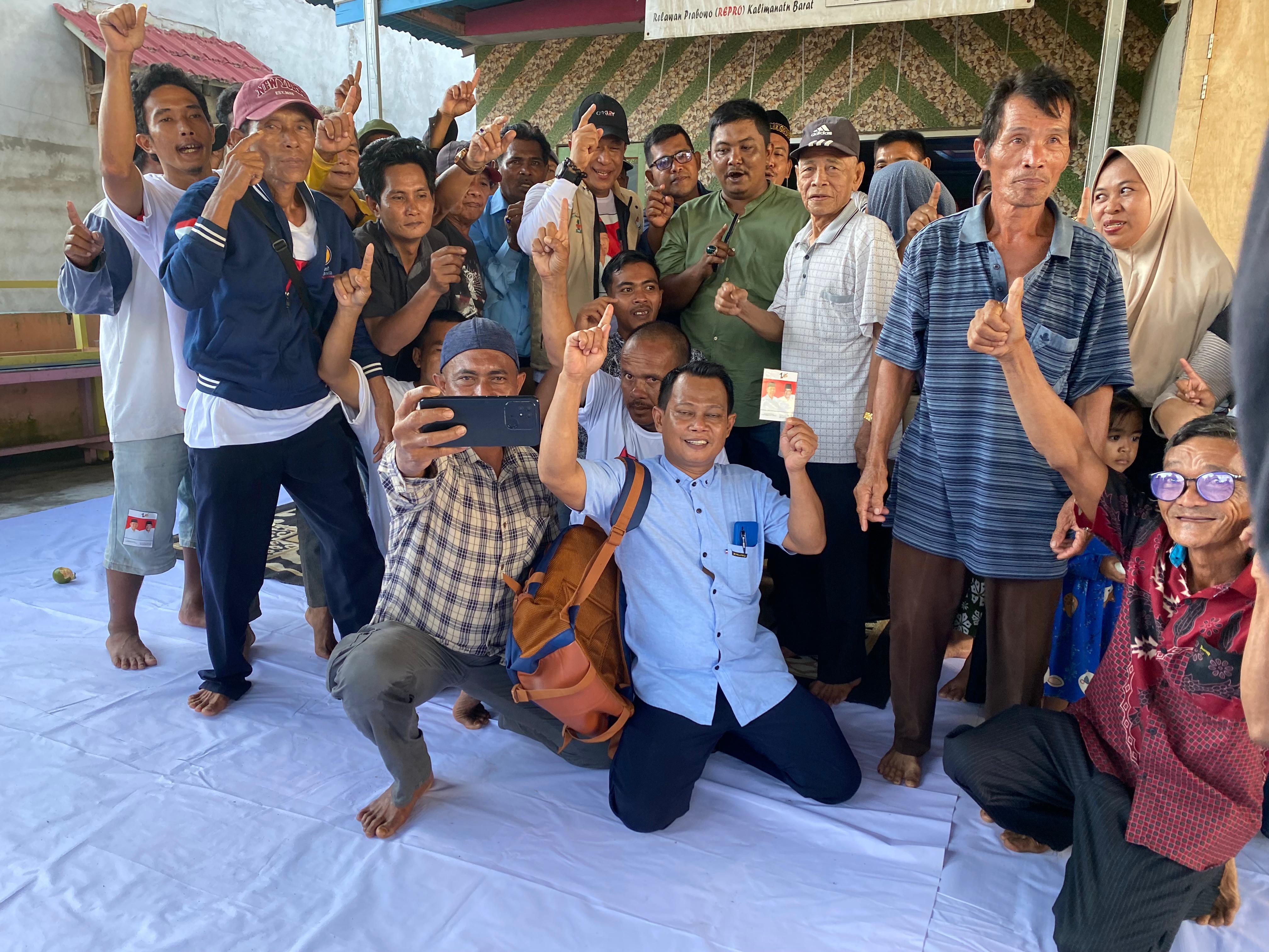BERSAMA : Cawagub Kalbar nomor urut 1, Didi Haryono foto bersama warga saat berkunjung ke Batu Ampar, Kabupaten Kubu Raya, Selasa (19/11).