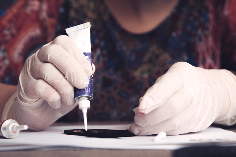 Ilustrasi menggunakan lem korea untuk kerajinan.