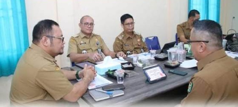 RAPAT: Pj Sekda Kalbar saat mengikuti rapat terbatas dengan jajaran Direksi Perusda Aneka Usaha terkait rencana ekpose rencana bisnis dan RKA, Selasa (19/11).