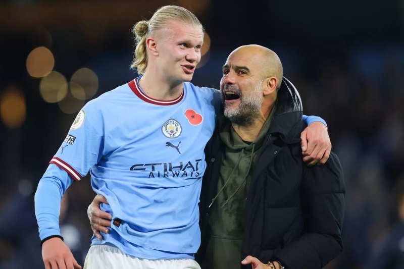SALING DUKUNG: Pep Guardiola (kanan) bersama Erling Haaland setelah laga melawan Sporting CF di Liga Champions (5/11).