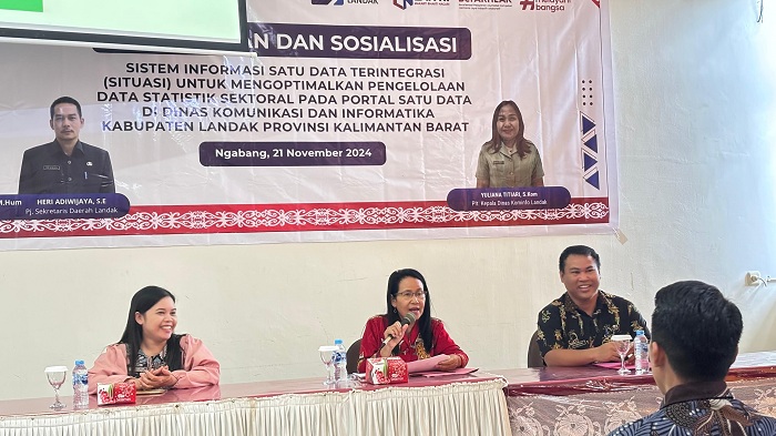 LUNCURKAN: Asisten Administrasi Umum Sekda Landak Theresia Limawardani saat membuka kegiatan peluncuran Sistem Informasi Satu Data Terintegrasi (SITUASI).