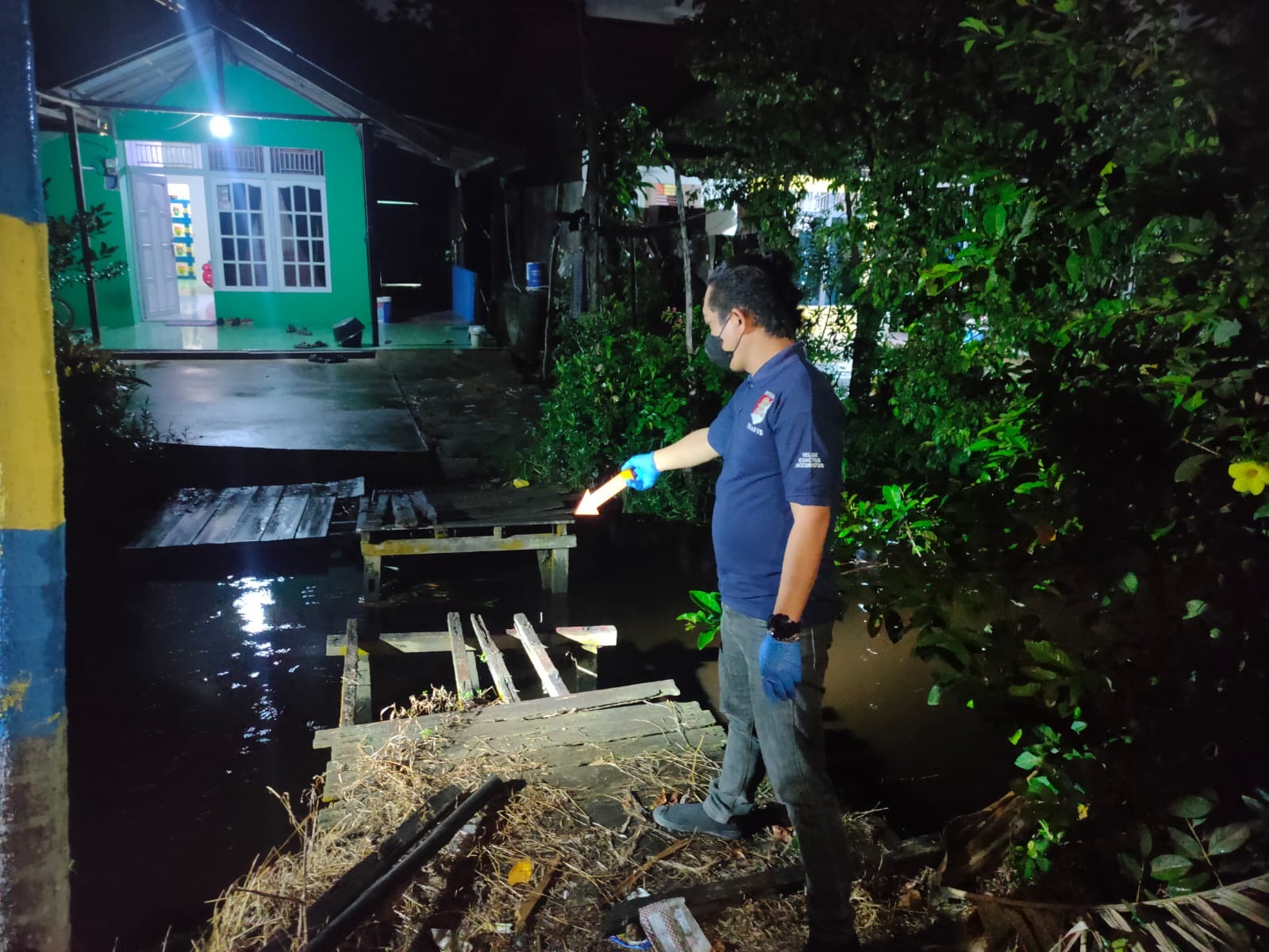 OLAH TKP: Polisi saat melakukan olah TKP tewasnya seorang bocah 6 tahun di Desa Parit Baru, Kecamatan Sungai Raya pada Rabu (20/11).