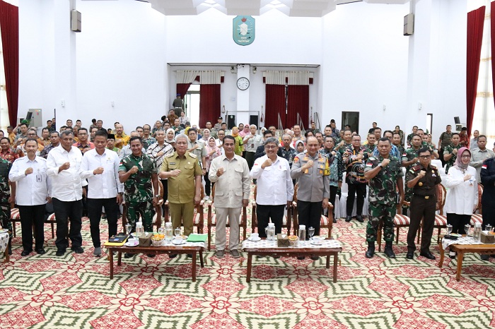 RAKOR: Mentan Andi Amran foto bersama jajaran Forkopimda Kalbar usai Rakor Optimasi Lahan dan Cetak Sawah Rakyat Kalbar di Balai Petitih, Kantor Gubernur, Kamis (21/11).