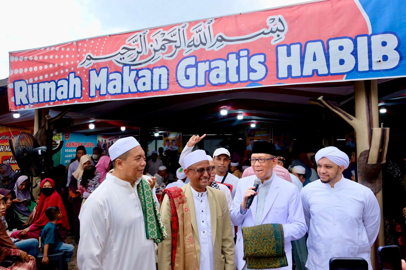 SILATURAHMI : Cagub Kalbar nomor urut 1, Sutarmidji saat silaturahmi sekaligus kampanye dialogis di Rumah Makan Gratis Habib, Jalan Tanjung Raya 2, Gang Berkat, Kota Pontianak, Jumat (22/11).