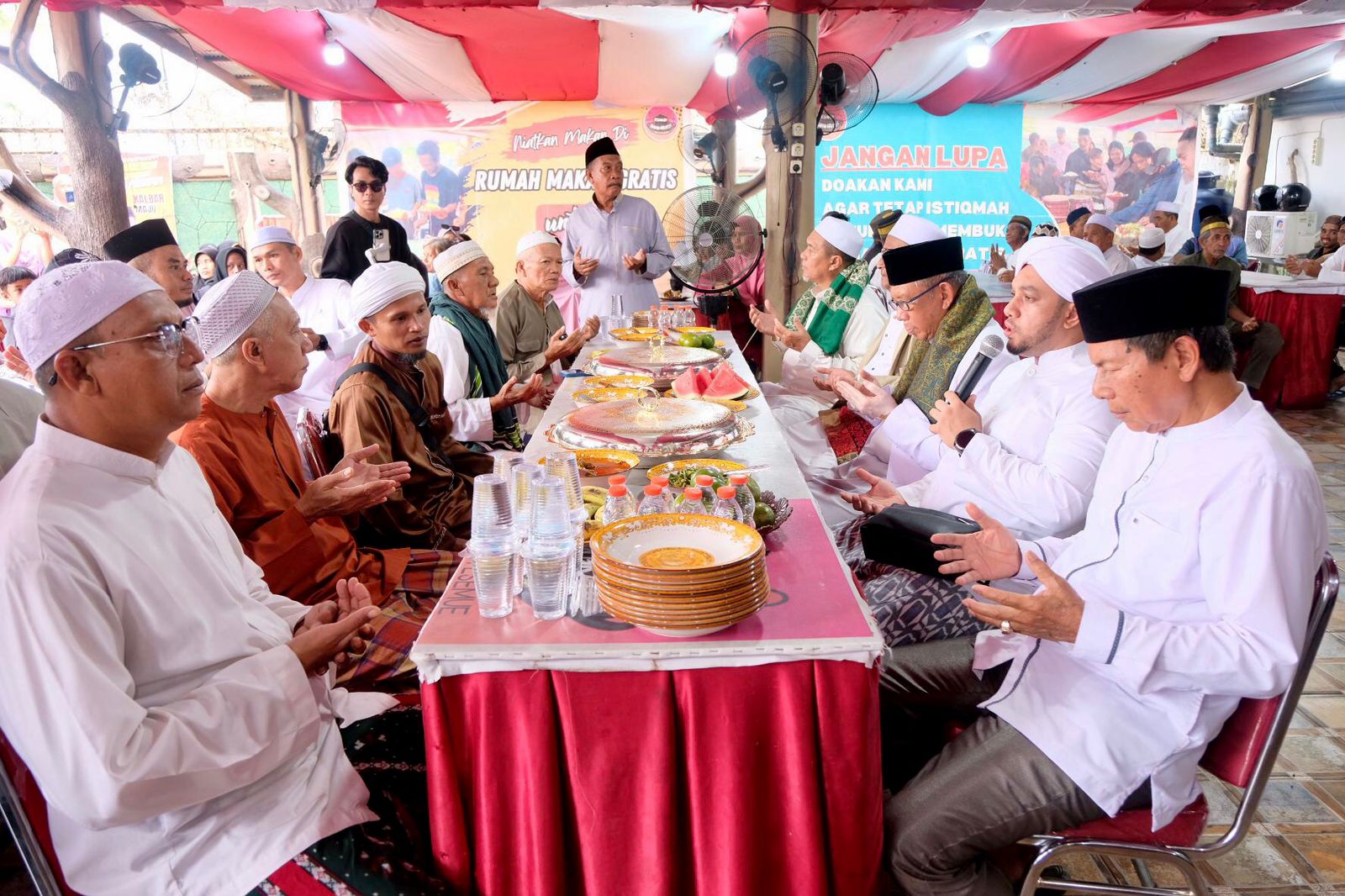 DOA : Habib Husein Baagil memimpin doa bersama untuk Cagub Kalbar nomor urut 1, Sutarmidji saat silaturahmi di Rumah Makan Gratis Habib, Jalan Tanjung Raya 2, Gang Berkat, Kota Pontianak.