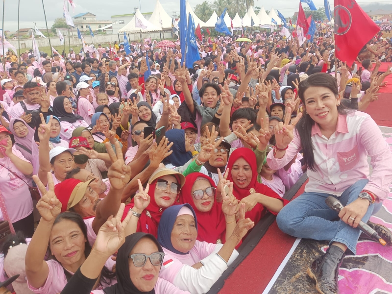 Calon Walikota Singkawang Nomor Urut 2 Tjhai Chui Mie bersama para pendukung dalam kampanye akbar Pasangan Calon Wali Kota dan Wakil Wali Kota Singkawang Nomor Urut 2.