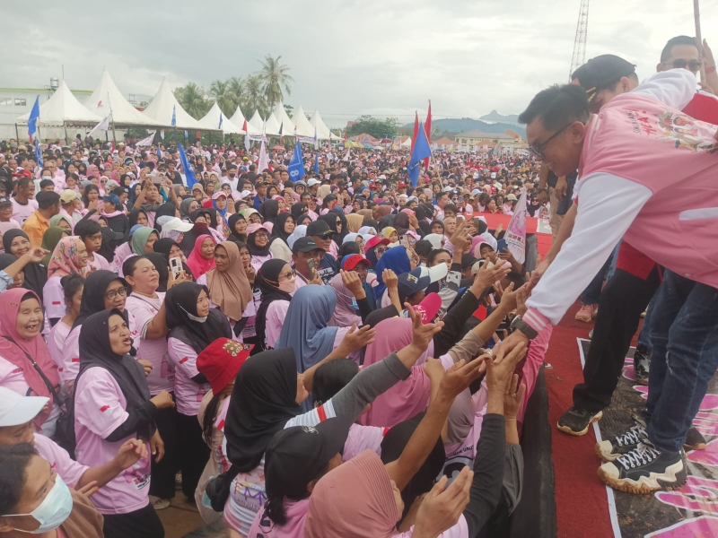 Antusias masyarakat yang hadir dalam kampanye akbar pasangan Tjhai Chui Mie-Muhammadin di Jalan tani, Singkawang.