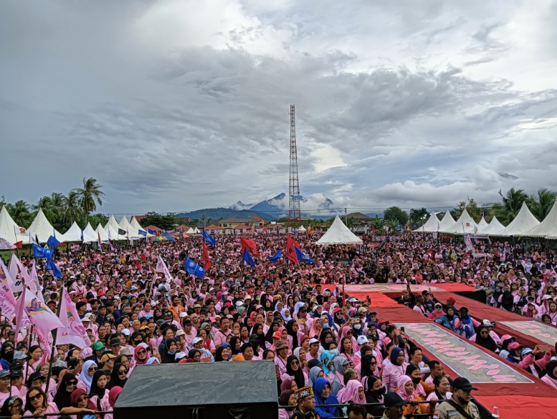 Antusias masyarakat yang hadir bersama Calon Wakil Walikota nomor Singkawang urut 2 Muhammadin dalam kampanye akbar pasangan Tjhai Chui Mie-Muhammadin di Jalan tani, Singkawang.